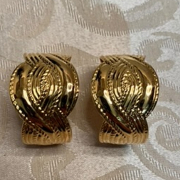 Vintage Gold Textured Hoop Earrings Bold Statement Wave Design Clip-On - Picture 10 of 15